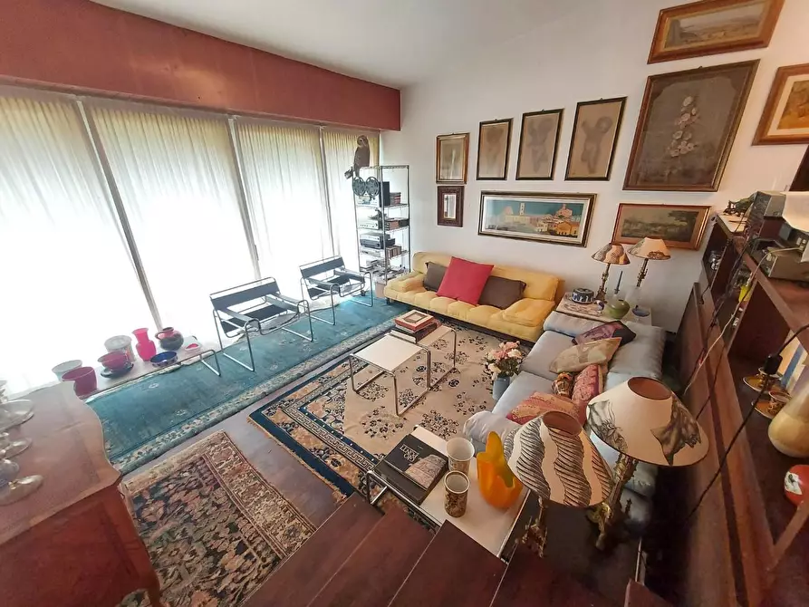 Immagine 2 di Villa in vendita  a Lucca