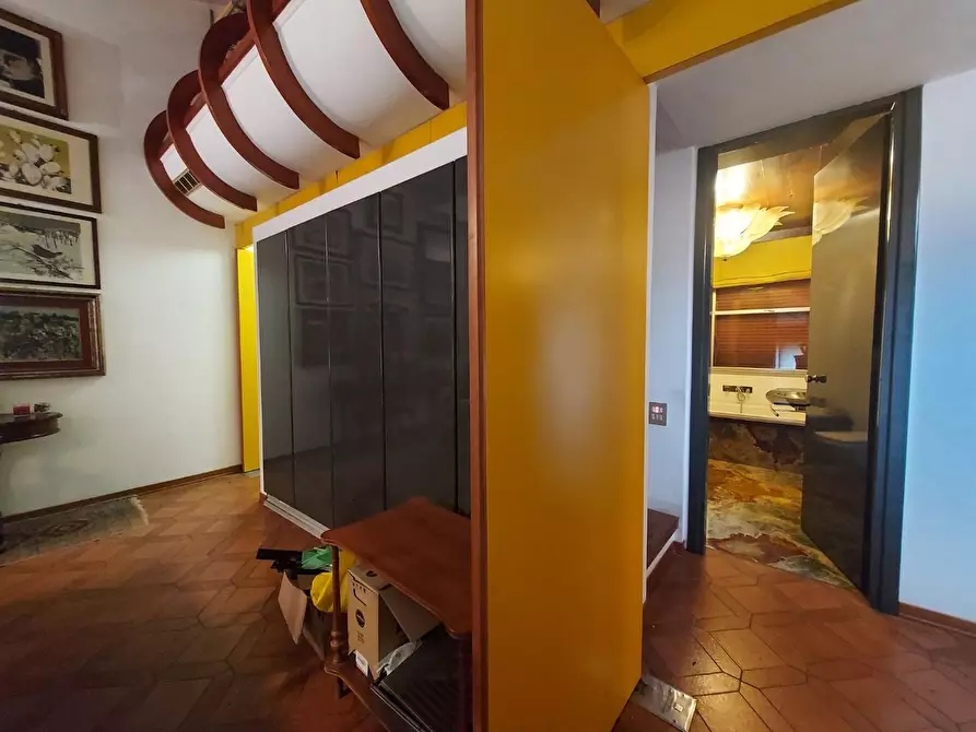 Immagine 38 di Villa in vendita  a Lucca