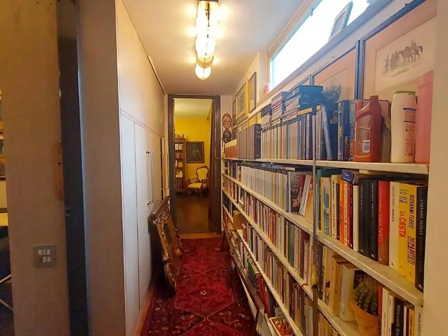 Immagine 46 di Villa in vendita  a Lucca