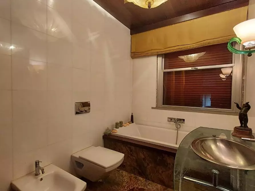 Immagine 41 di Villa in vendita  a Lucca