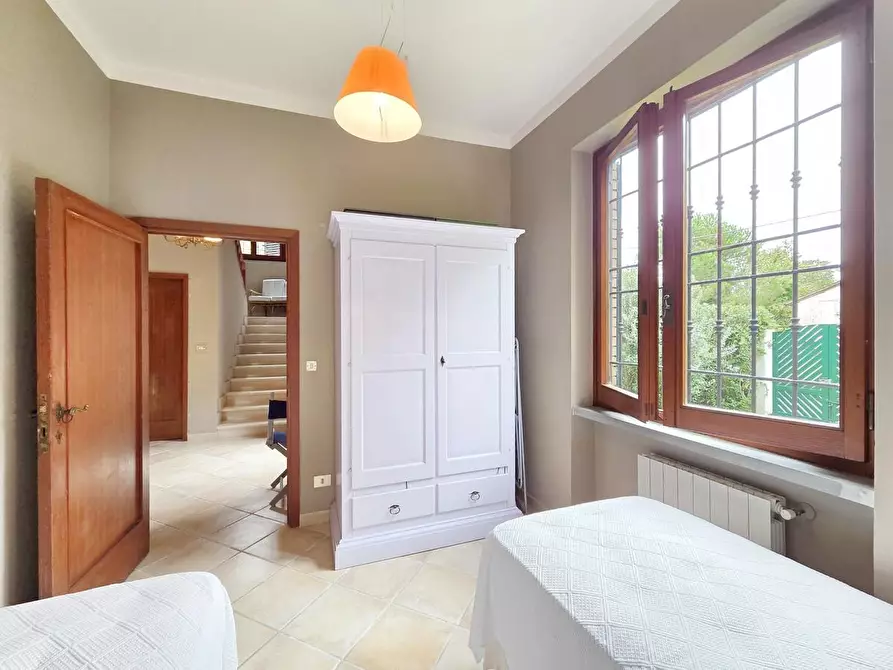 Immagine 17 di Villa in vendita  a Massa