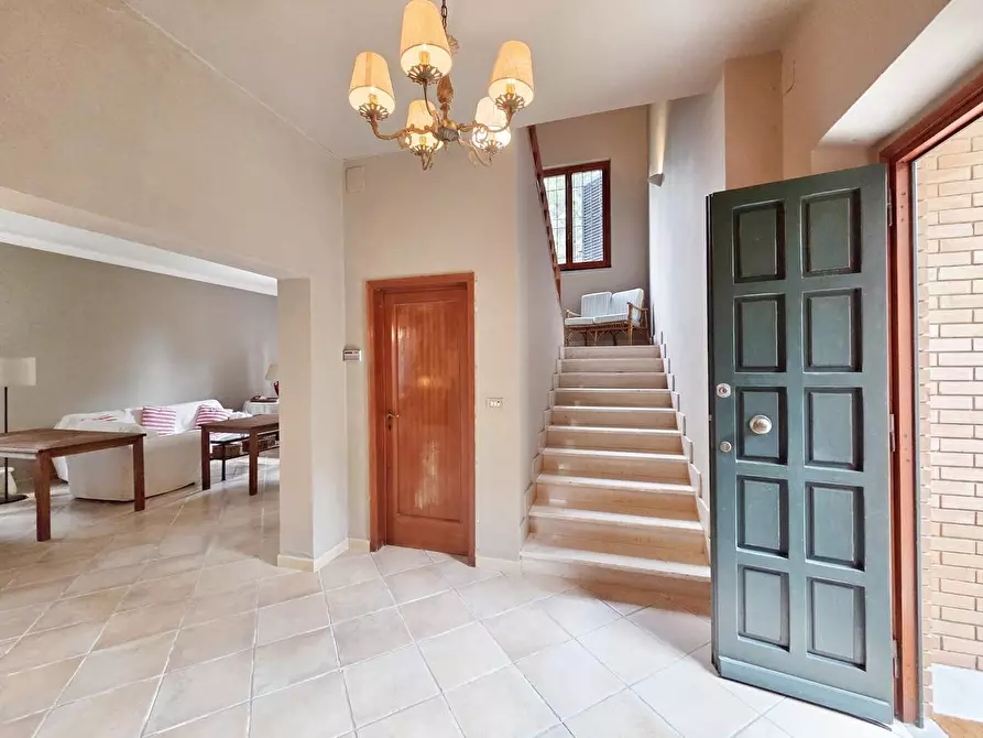 Immagine 18 di Villa in vendita  a Massa