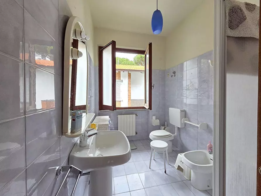 Immagine 30 di Villa in vendita  a Massa