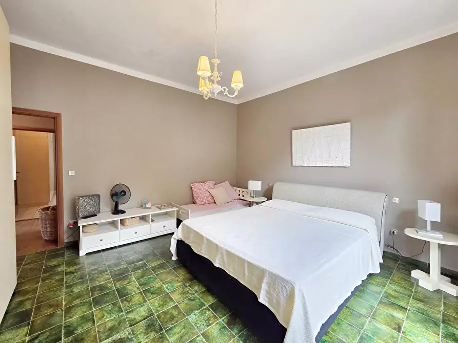 Immagine 33 di Villa in vendita  a Massa