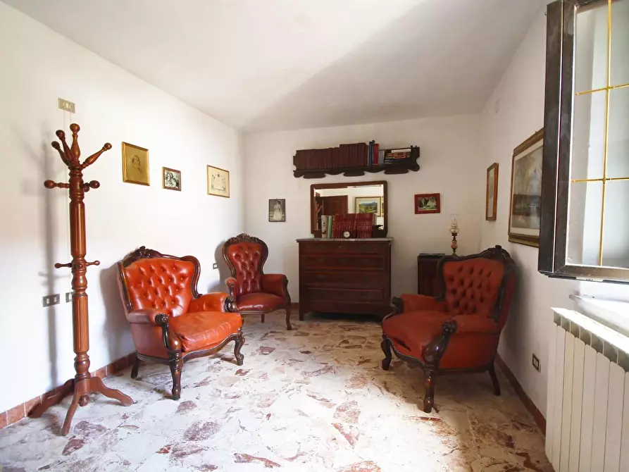 Immagine 10 di Casa colonica in vendita  a Larciano