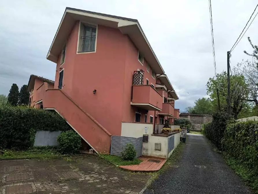 Immagine 2 di Appartamento in vendita  a Lucca