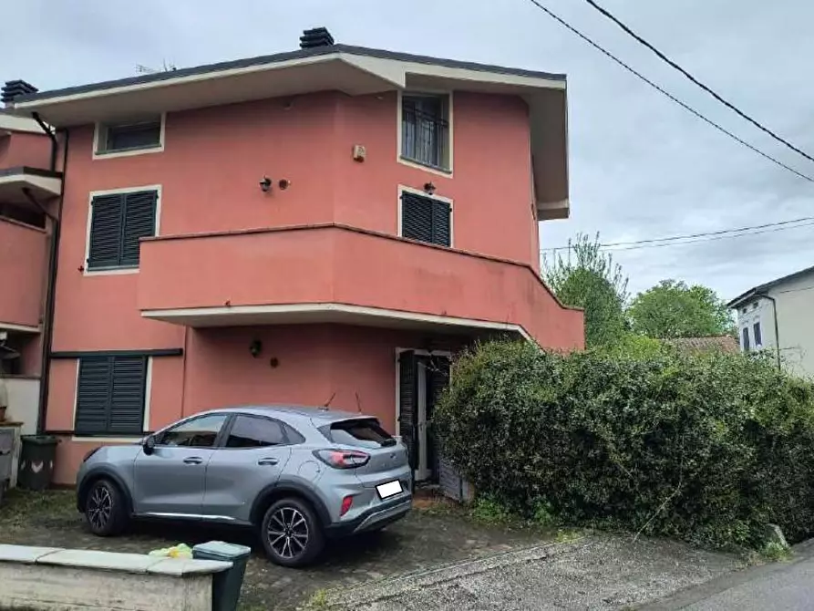 Immagine 1 di Appartamento in vendita  a Lucca