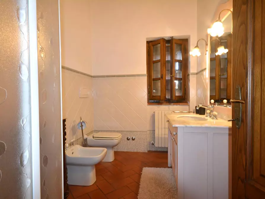 Immagine 21 di Rustico / casale in vendita  a Lucca