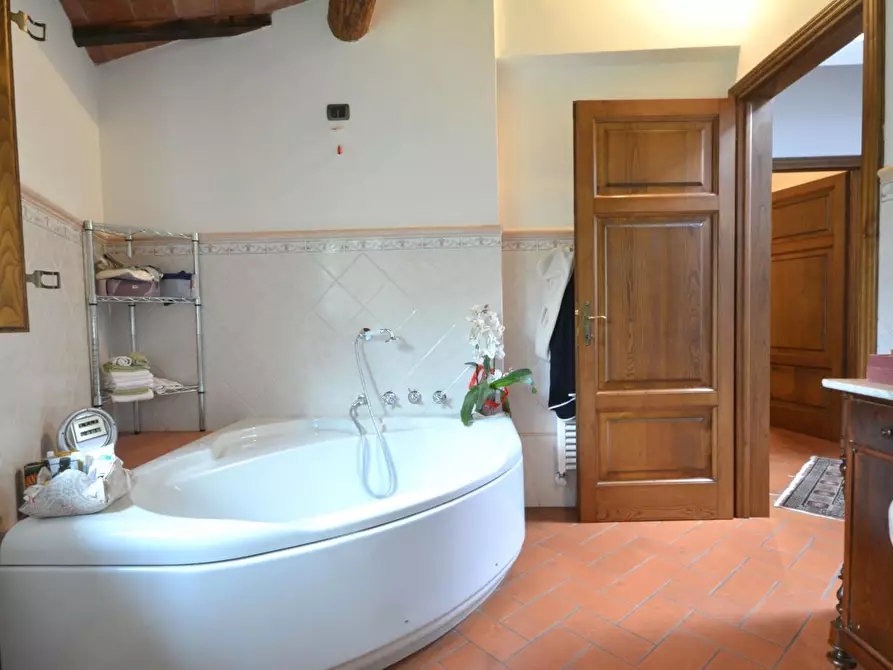Immagine 17 di Rustico / casale in vendita  a Lucca