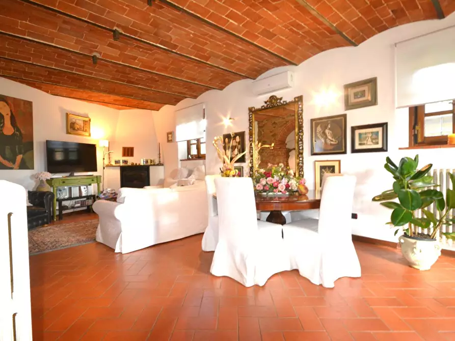 Immagine 2 di Rustico / casale in vendita  a Lucca