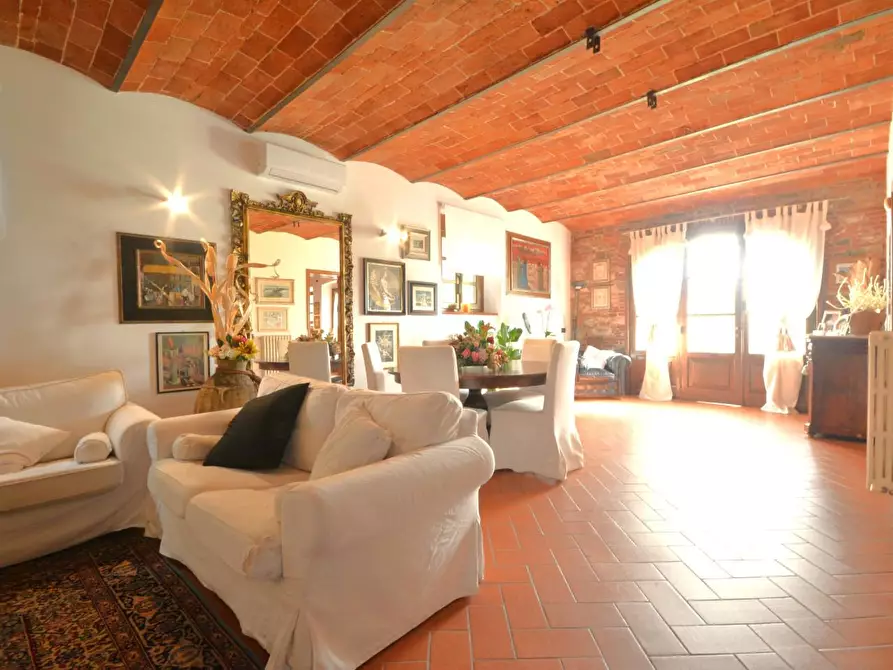 Immagine 5 di Rustico / casale in vendita  a Lucca