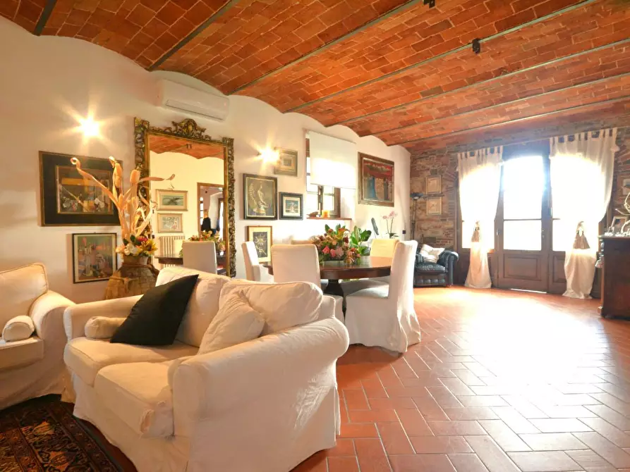 Immagine 3 di Rustico / casale in vendita  a Lucca