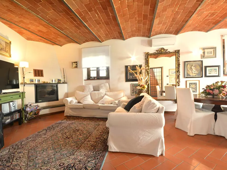 Immagine 4 di Rustico / casale in vendita  a Lucca