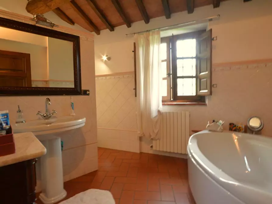 Immagine 16 di Rustico / casale in vendita  a Lucca