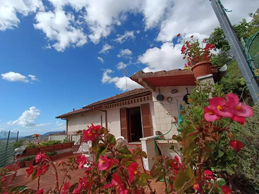 Immagine 1 di Casa bifamiliare in vendita  a Massa