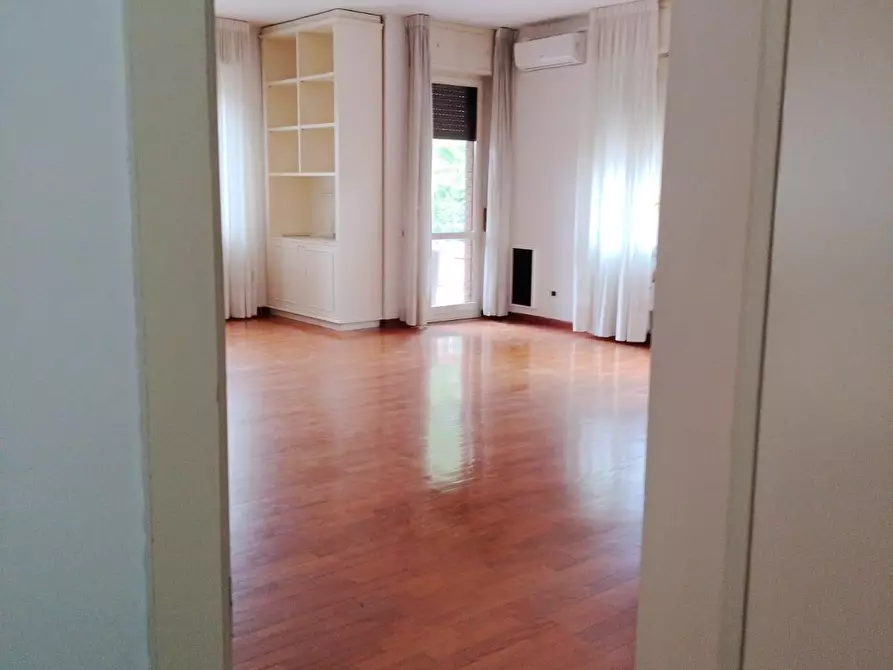 Immagine 5 di Appartamento in vendita  a Reggio Nell'emilia