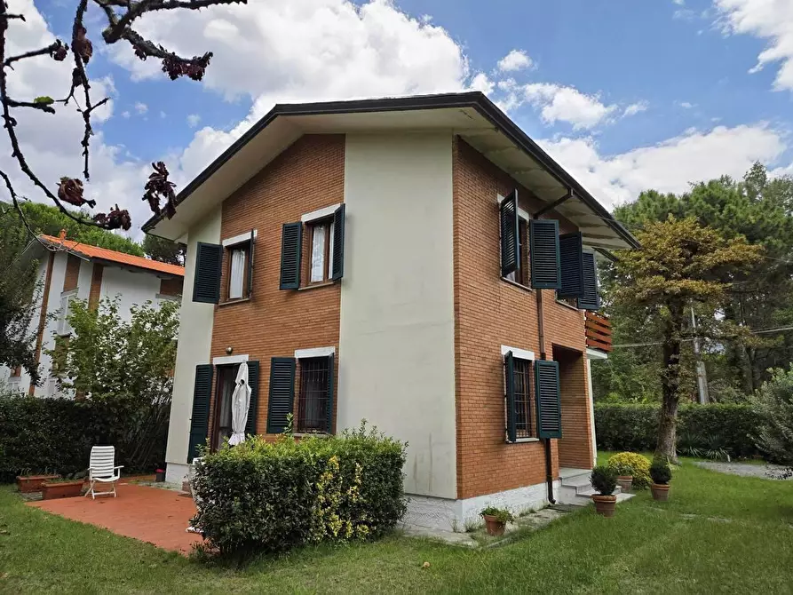 Immagine 39 di Villa in vendita  a Massa
