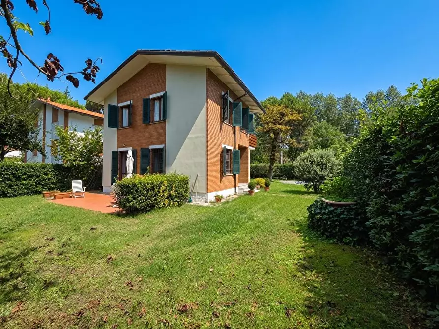 Immagine 39 di Villa in vendita  a Massa