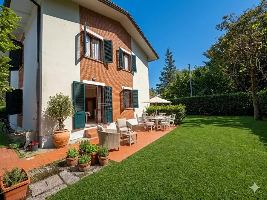 Immagine 43 di Villa in vendita  a Massa