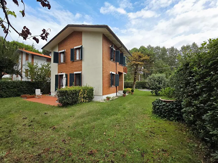 Immagine 40 di Villa in vendita  a Massa