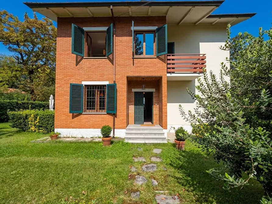 Immagine 3 di Villa in vendita  a Massa