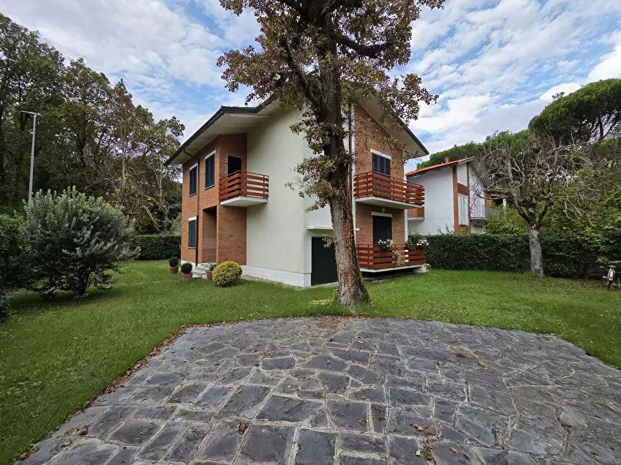 Immagine 45 di Villa in vendita  a Massa