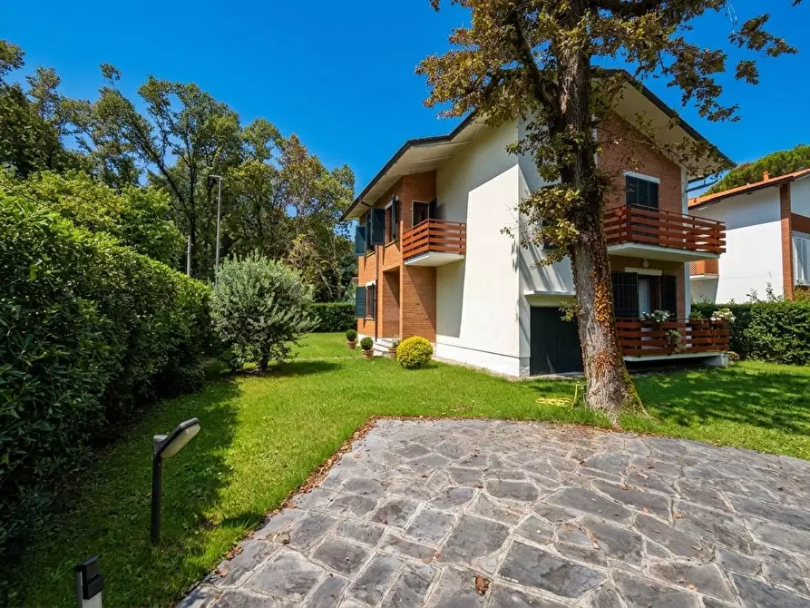 Immagine 1 di Villa in vendita  a Massa