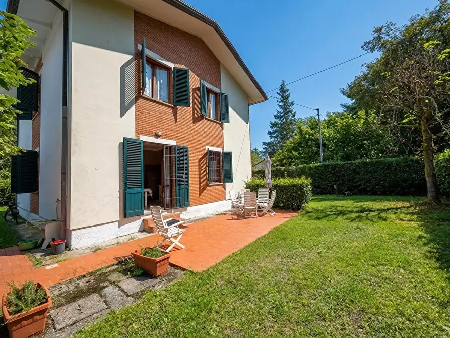 Immagine 42 di Villa in vendita  a Massa