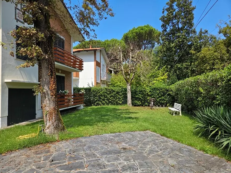 Immagine 47 di Villa in vendita  a Massa