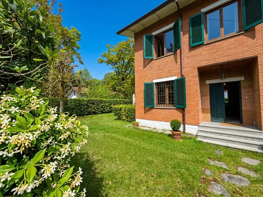 Immagine 2 di Villa in vendita  a Massa