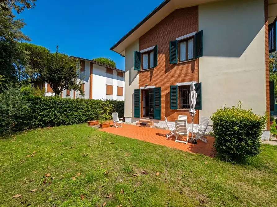 Immagine 41 di Villa in vendita  a Massa