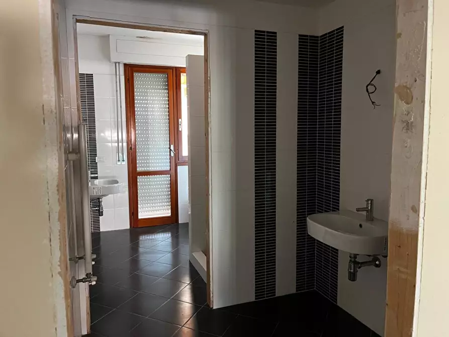 Immagine 11 di Ufficio in vendita  a Pontedera