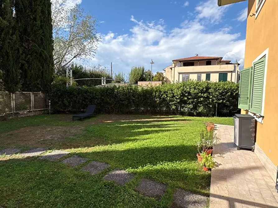 Immagine 17 di Appartamento in vendita  a Lucca