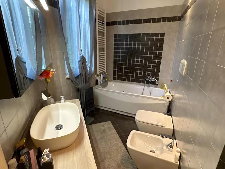 Immagine 13 di Appartamento in vendita  a Lucca