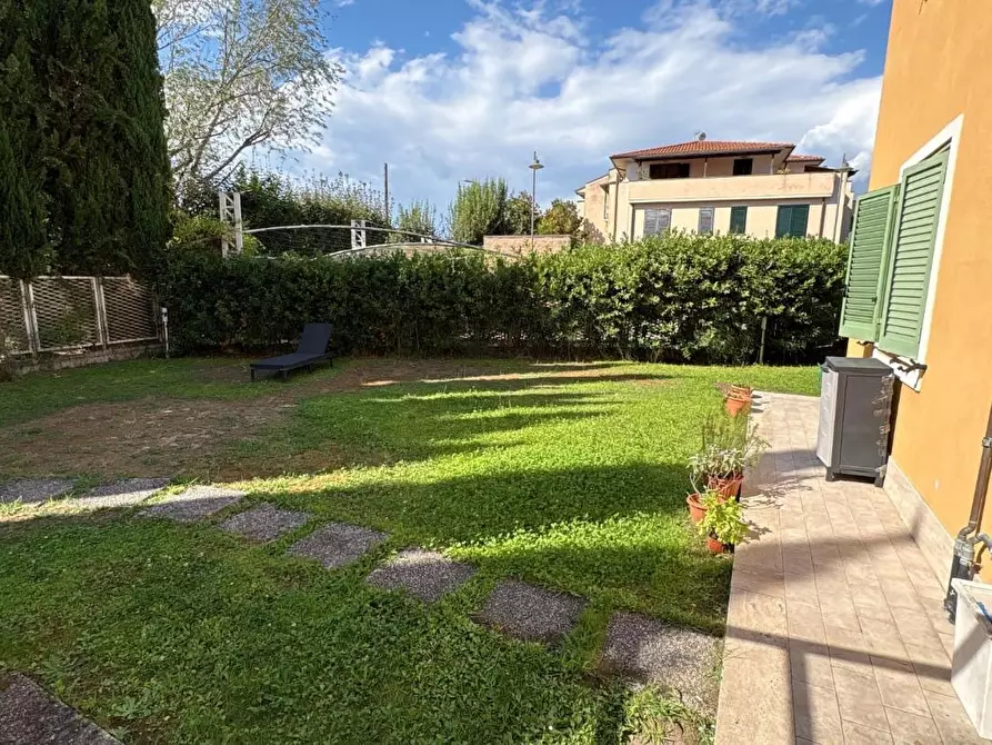 Immagine 16 di Appartamento in vendita  a Lucca