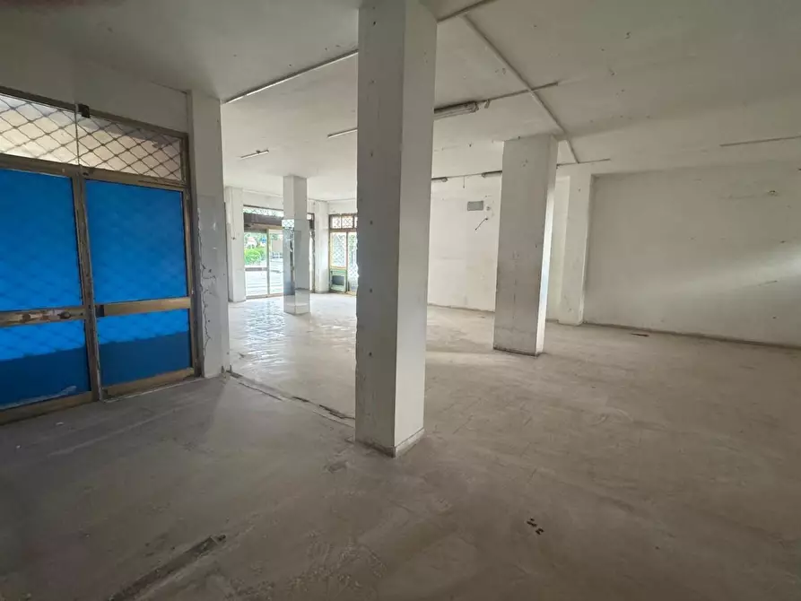 Immagine 8 di Locale commerciale in vendita  a Pontedera