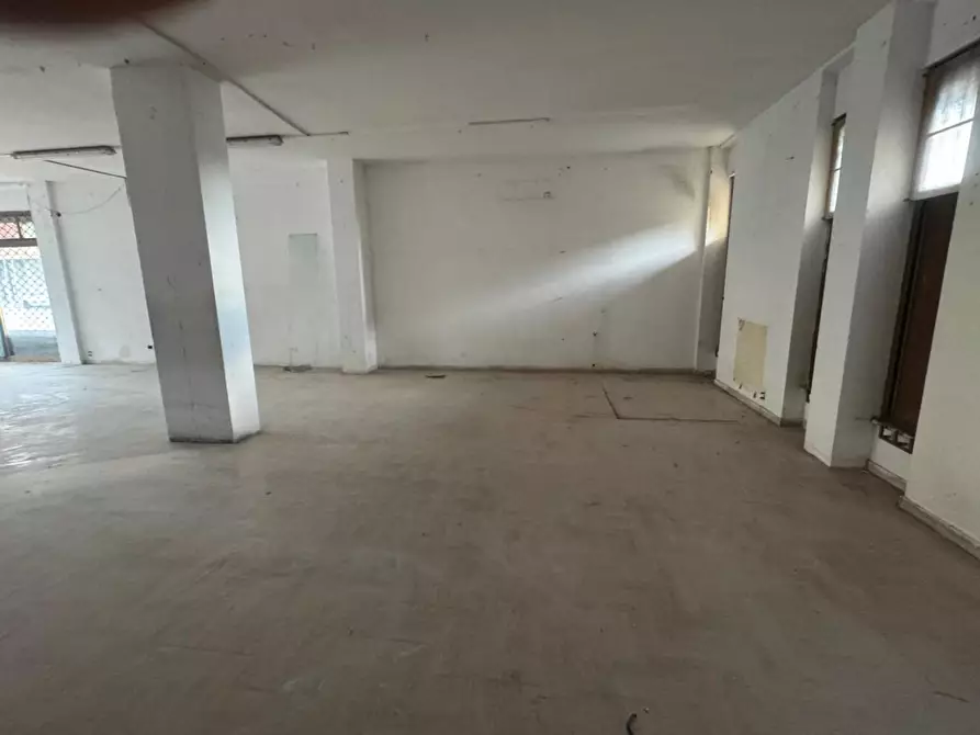 Immagine 3 di Locale commerciale in vendita  a Pontedera