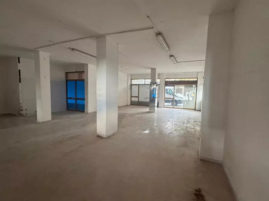 Immagine 10 di Locale commerciale in vendita  a Pontedera