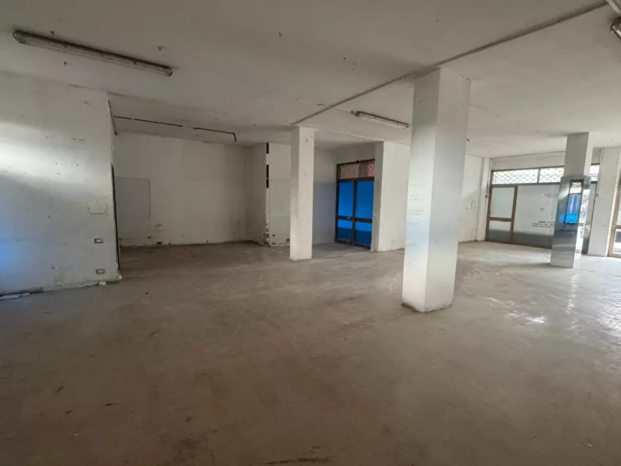 Immagine 2 di Locale commerciale in vendita  a Pontedera