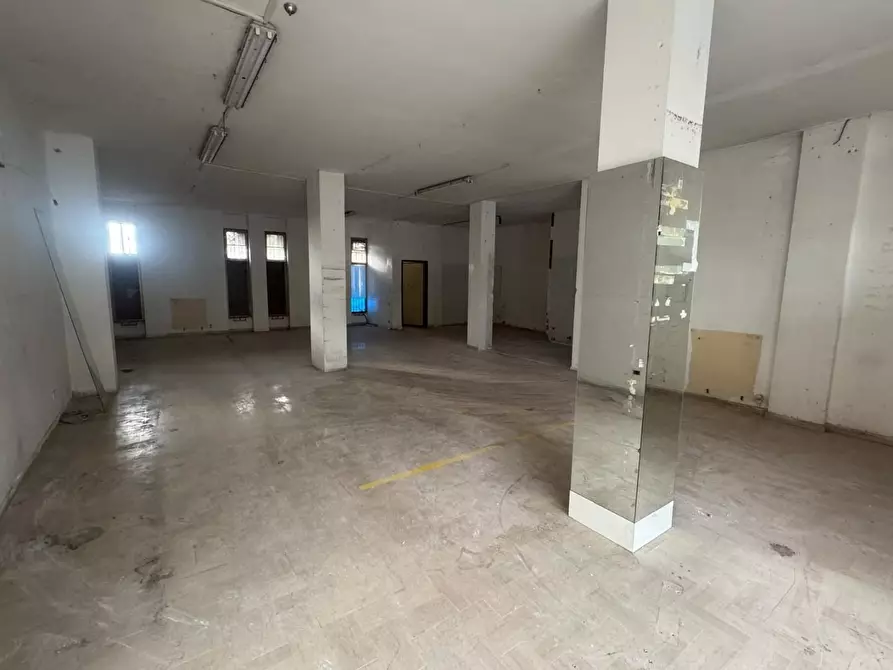 Immagine 9 di Locale commerciale in vendita  a Pontedera