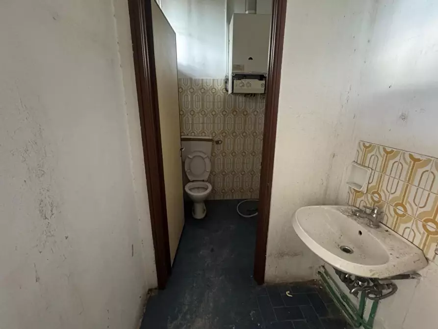 Immagine 11 di Locale commerciale in vendita  a Pontedera