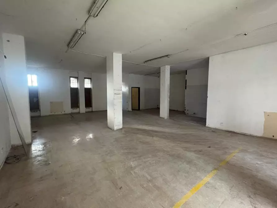 Immagine 5 di Locale commerciale in vendita  a Pontedera