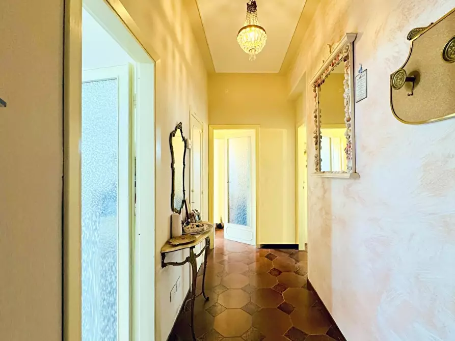 Immagine 2 di Appartamento in vendita  a Camaiore