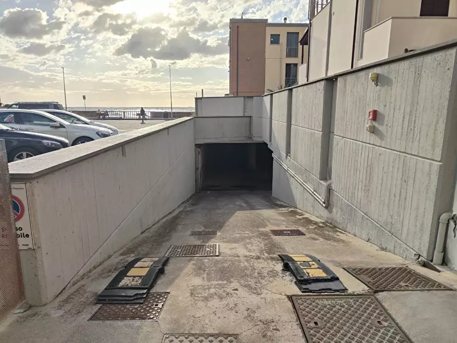 Immagine 1 di Garage in vendita  a San Vincenzo