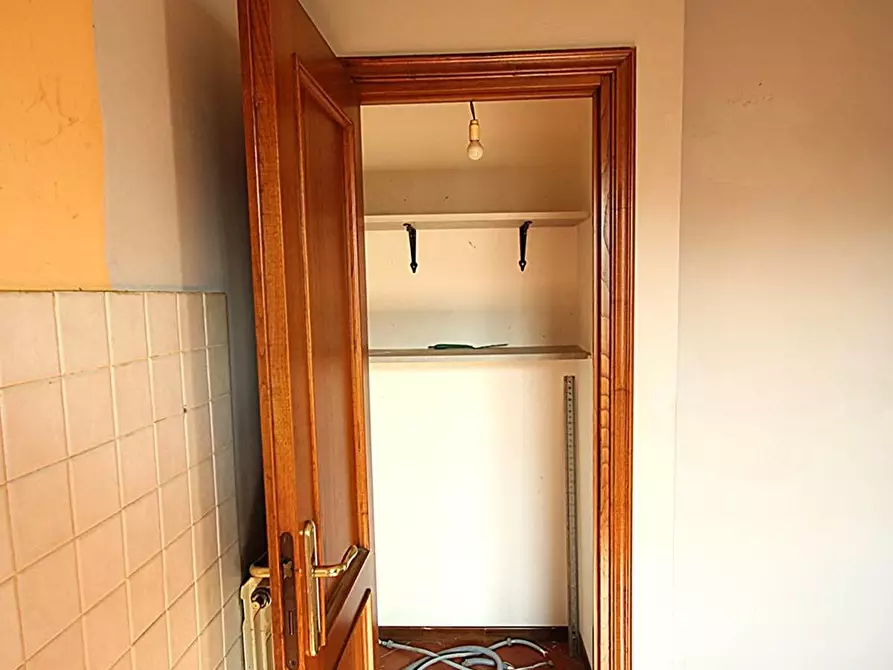 Immagine 21 di Appartamento in vendita  a Lucca