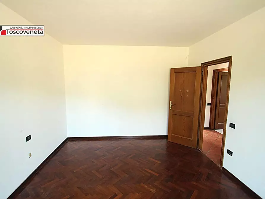 Immagine 11 di Appartamento in vendita  a Lucca