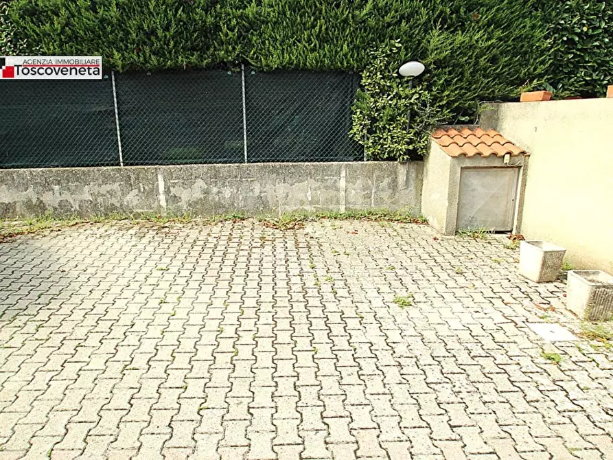 Immagine 26 di Appartamento in vendita  a Lucca