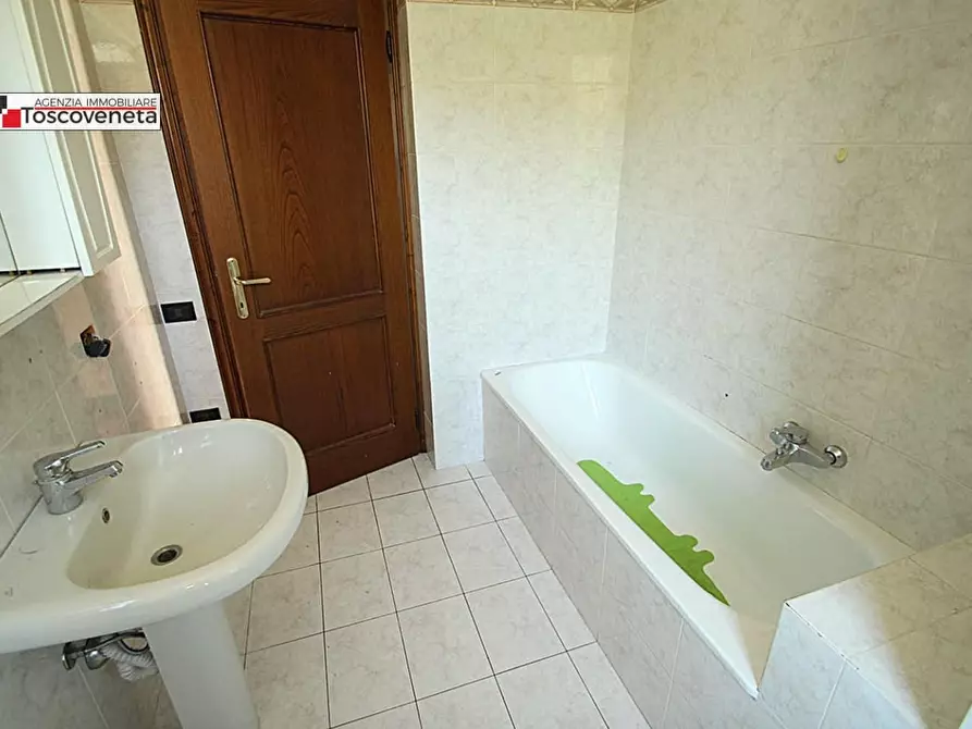 Immagine 16 di Appartamento in vendita  a Lucca