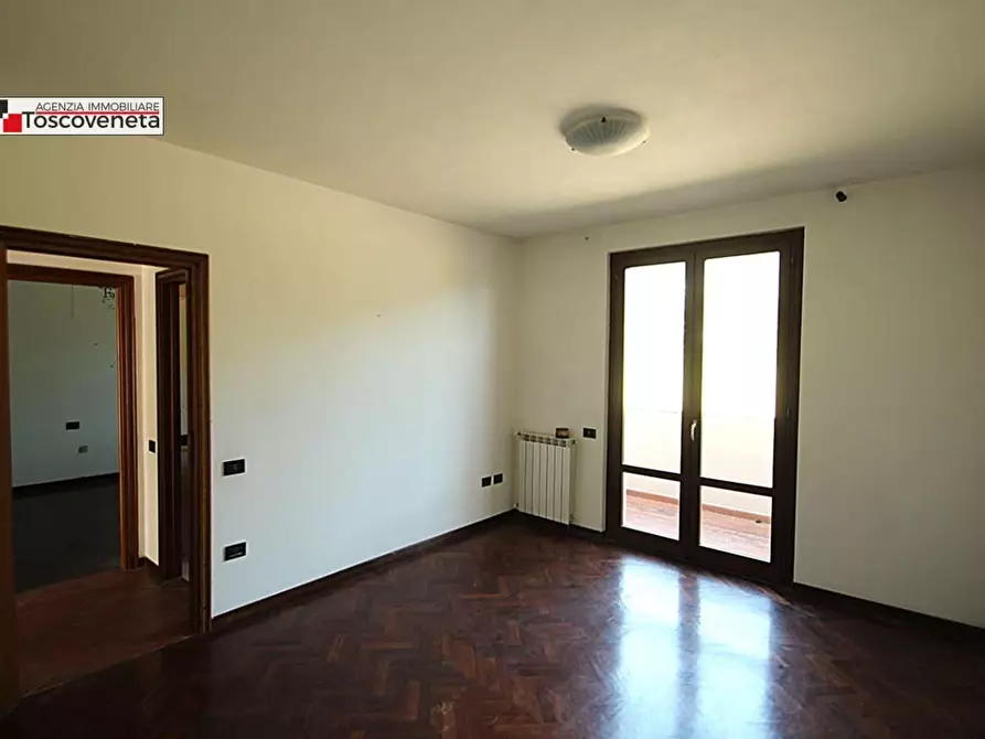 Immagine 12 di Appartamento in vendita  a Lucca