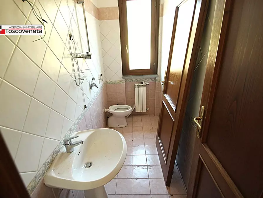 Immagine 19 di Appartamento in vendita  a Lucca